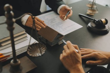 İşletme ve avukatlar ofiste yüksek rütbeli avukatlarla sözleşme belgelerini tartışıyorlar. Hukuk, hukuk hizmetleri, danışmanlık, adalet ve hukuk konsepti film tahıl etkisi ile resim