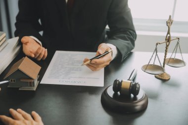 İşletme ve avukatlar ofiste yüksek rütbeli avukatlarla sözleşme belgelerini tartışıyorlar. Hukuk, hukuk hizmetleri, danışmanlık, adalet ve hukuk konsepti film tahıl etkisi ile resim