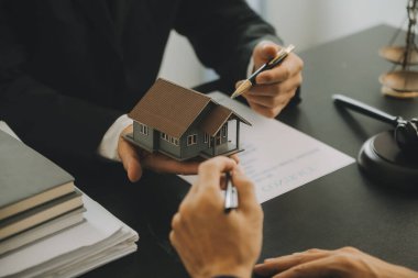 İşletme ve avukatlar ofiste yüksek rütbeli avukatlarla sözleşme belgelerini tartışıyorlar. Hukuk, hukuk hizmetleri, danışmanlık, adalet ve hukuk konsepti film tahıl etkisi ile resim