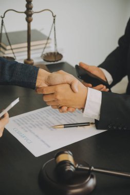 İşletme ve avukatlar ofiste yüksek rütbeli avukatlarla sözleşme belgelerini tartışıyorlar. Hukuk, hukuk hizmetleri, danışmanlık, adalet ve hukuk konsepti film tahıl etkisi ile resim