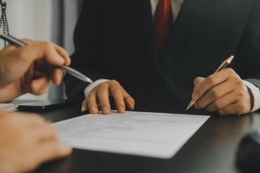 İşletme ve avukatlar ofiste yüksek rütbeli avukatlarla sözleşme belgelerini tartışıyorlar. Hukuk, hukuk hizmetleri, danışmanlık, adalet ve hukuk konsepti film tahıl etkisi ile resim