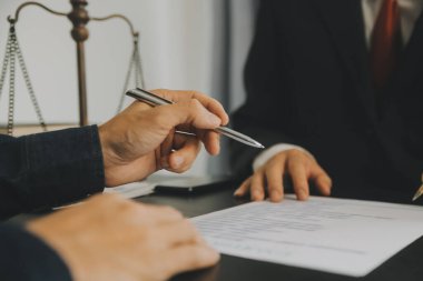 İşletme ve avukatlar ofiste yüksek rütbeli avukatlarla sözleşme belgelerini tartışıyorlar. Hukuk, hukuk hizmetleri, danışmanlık, adalet ve hukuk konsepti film tahıl etkisi ile resim
