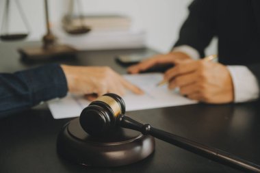 İşletme ve avukatlar ofiste yüksek rütbeli avukatlarla sözleşme belgelerini tartışıyorlar. Hukuk, hukuk hizmetleri, danışmanlık, adalet ve hukuk konsepti film tahıl etkisi ile resim