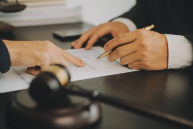İşletme ve avukatlar ofiste yüksek rütbeli avukatlarla sözleşme belgelerini tartışıyorlar. Hukuk, hukuk hizmetleri, danışmanlık, adalet ve hukuk konsepti film tahıl etkisi ile resim