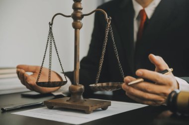 İşletme ve avukatlar ofiste yüksek rütbeli avukatlarla sözleşme belgelerini tartışıyorlar. Hukuk, hukuk hizmetleri, danışmanlık, adalet ve hukuk konsepti film tahıl etkisi ile resim