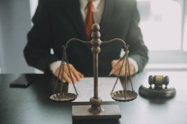 İşletme ve avukatlar ofiste yüksek rütbeli avukatlarla sözleşme belgelerini tartışıyorlar. Hukuk, hukuk hizmetleri, danışmanlık, adalet ve hukuk konsepti film tahıl etkisi ile resim