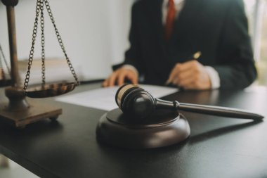 İşletme ve avukatlar ofiste yüksek rütbeli avukatlarla sözleşme belgelerini tartışıyorlar. Hukuk, hukuk hizmetleri, danışmanlık, adalet ve hukuk konsepti film tahıl etkisi ile resim