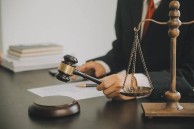 İşletme ve avukatlar ofiste yüksek rütbeli avukatlarla sözleşme belgelerini tartışıyorlar. Hukuk, hukuk hizmetleri, danışmanlık, adalet ve hukuk konsepti film tahıl etkisi ile resim