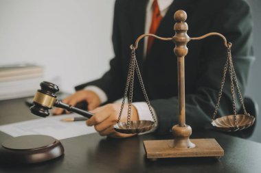 İşletme ve avukatlar ofiste yüksek rütbeli avukatlarla sözleşme belgelerini tartışıyorlar. Hukuk, hukuk hizmetleri, danışmanlık, adalet ve hukuk konsepti film tahıl etkisi ile resim