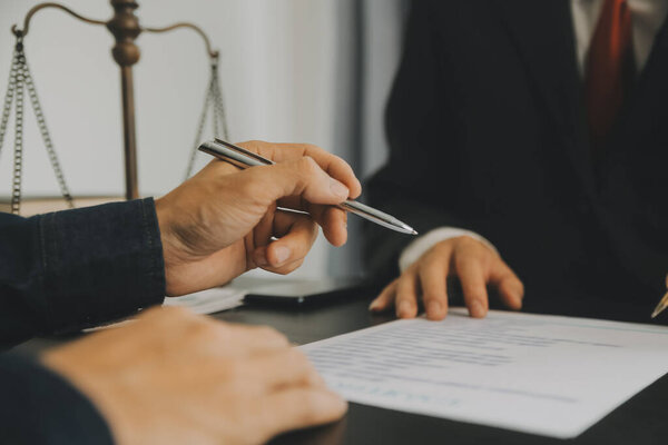 Бизнес и юристы обсуждают контрактные документы с медными весами на столе в офисе. Право, юридические услуги, консультации, правосудие и правовая концепция с эффектом пленки зерна