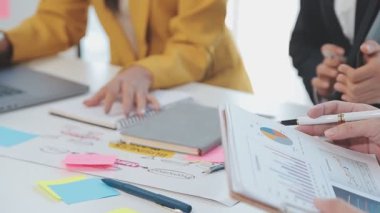 İş ekibi toplantısı, proje tartışması, ofiste çalışma. başlangıç ve iş konsepti.