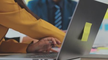 ofiste dizüstü bilgisayar ile toplantı iş adamları