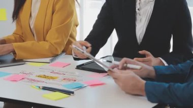 Genç iş kadını ofiste dizüstü bilgisayarla çalışıyor.