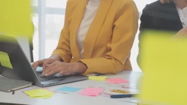 Yakın çekim. İş ekibi yeni mali raporu tartışıyor