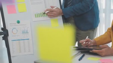 İş kadını toplantıda grafiği analiz ediyor