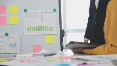 İş adamları ofis, iş ve planlama konularında çalışıyor ve tartışıyorlar..