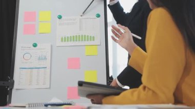 Veriler üzerindeki mali verileri tartışan ve analiz eden iş ekibi