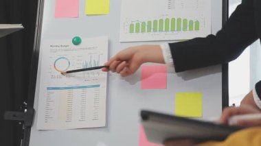 İş adamları toplantı odasında toplanıyor. İş adamlarının meslektaşlarına sunumu.