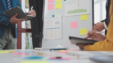 İş adamları ofiste toplanıyor.