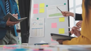 Tabletli genç iş kadını.