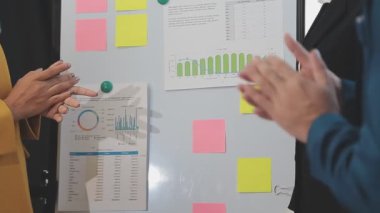 İş kadını konferansta meslektaşlarına sunum yapıyor