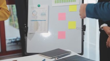 Belgeleri olan bir iş kadını.