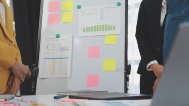 Genç Asyalı iş adamları ofiste birlikte çalışıyorlar..