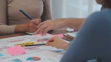 Bir grup iş adamı ofiste iş planını tartışıyor.