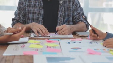 iş takım tartışarak yeni proje