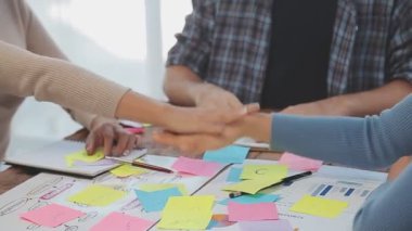 Yeni projede ofiste çalışan iş adamları