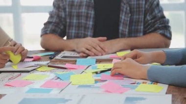 Modern ofiste iş adamları strateji tartışıyor ve planlıyor..