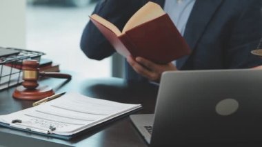 Ofiste çalışan iş adamı