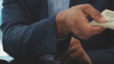 Elinde dolarları tutan bir işadamı..