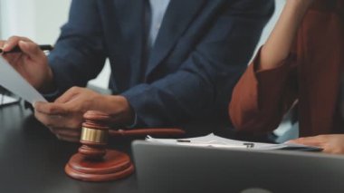 Avukat ofiste bir müşteriyle çalışıyor..