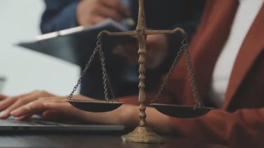 Avukat, avukat ya da yargıç tokmak ve yargıç tokmak mahkeme salonunda. Avukat ya da hakim avukat hukuki bir hizmet ve avukattır..