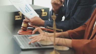 Mahkeme salonunda müvekkili olan avukat ya da hakim tokmağı.