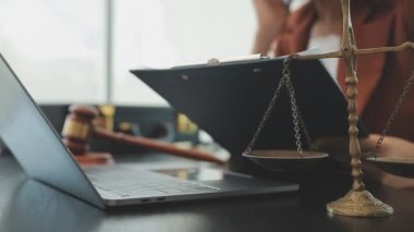 Yargıç Tokmak ve dizüstü bilgisayar ofisteki masada. Hukuk ve hukuki adalet kavramı
