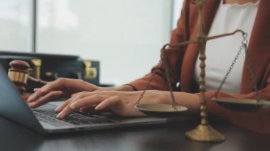 Avukat ya da avukat, avukat, hukuk, adalet, avukat ya da avukat ofiste çalışıyor. Hukuk ve adalet kavramı.