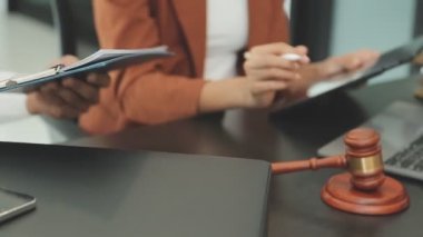 Arka planda dizüstü bilgisayarı olan Yargıç Gavin. Hukuk kavramı
