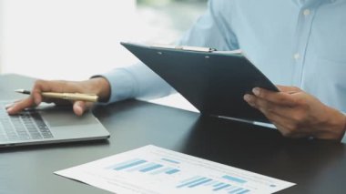 İşadamı ofiste bilgisayarla çalışıyor.