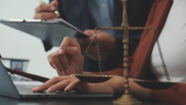 Gerechtigkeit Und Gerechtigkeitskonzept Anwalt Arbeitet Mit Laptop Und Hammer Laptop — Stockvideo