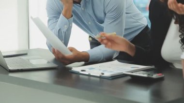 Ofiste çalışan iş ekibini kapatın.