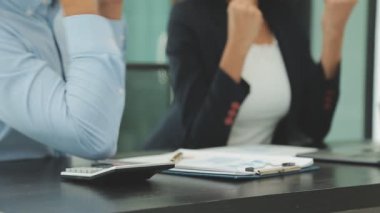 İş adamları bir masada finansal planı tartışıyor..