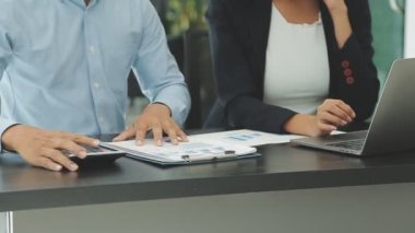 Bilgisayarda çalışan bir iş adamı ve modern ofisteki büroda mali belgeler var. iş adamı dijital tablet kullanıyor