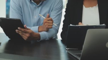 tartışırken iş adamları iş üstünde laptop.