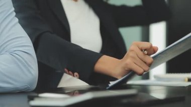 Ofiste dijital tablet üzerinde çalışan iş kadınlarının ellerini kapatın