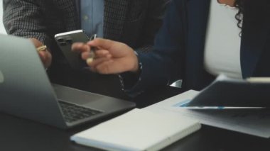 Modern ofiste tablet kullanan bir iş adamı