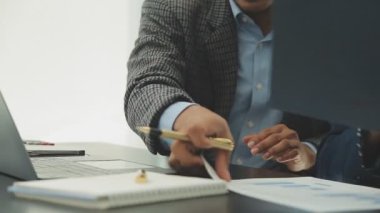 Ofisteki genç iş adamı. Adam bilgisayarda çalışıyor.