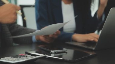 İş adamları mali grafik ve mali verileri tartışıyor ve analiz ediyor