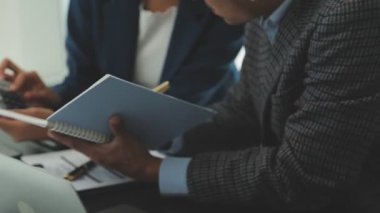 İş adamları grafikleri tartışıyor ve analiz ediyor